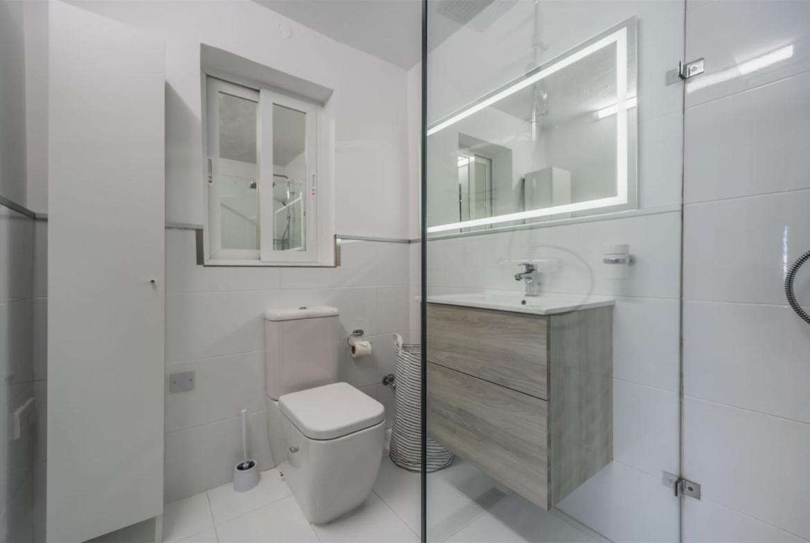 Deluxe Seaview Apartment Saint Julian's ภายนอก รูปภาพ